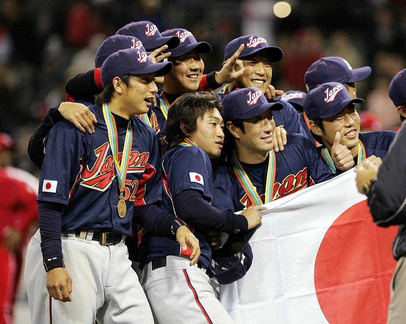 WBC決勝　日本対キューバ　記念撮影する前列左から川崎宗則、青木宣親、薮田安彦、上原浩治、後列左から松坂大輔、大塚晶則ら（2006年3月20日撮影）