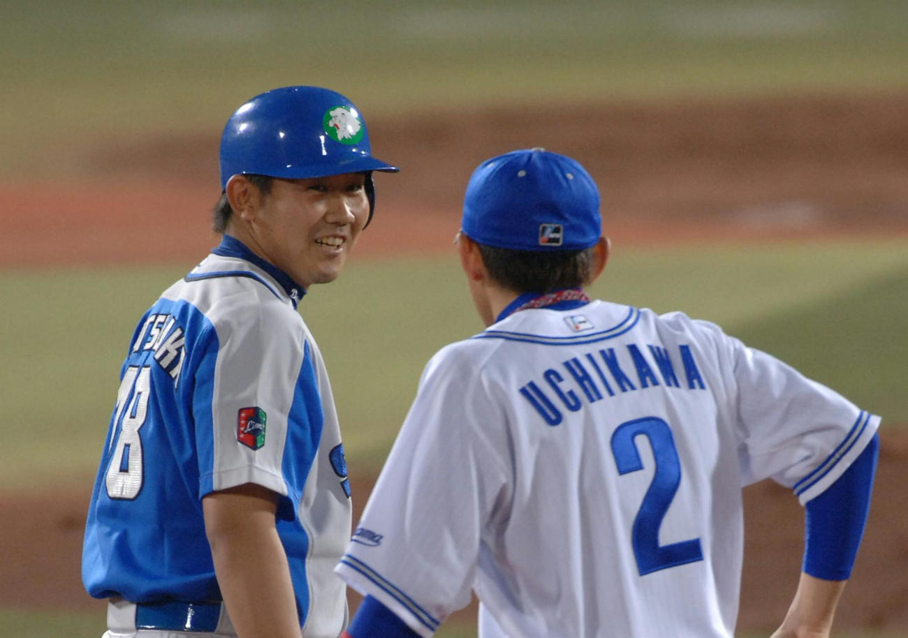 松坂大輔は左越え適時二塁打を放ち二塁上で内川聖一に声をかけられる（2006年5月19日撮影）