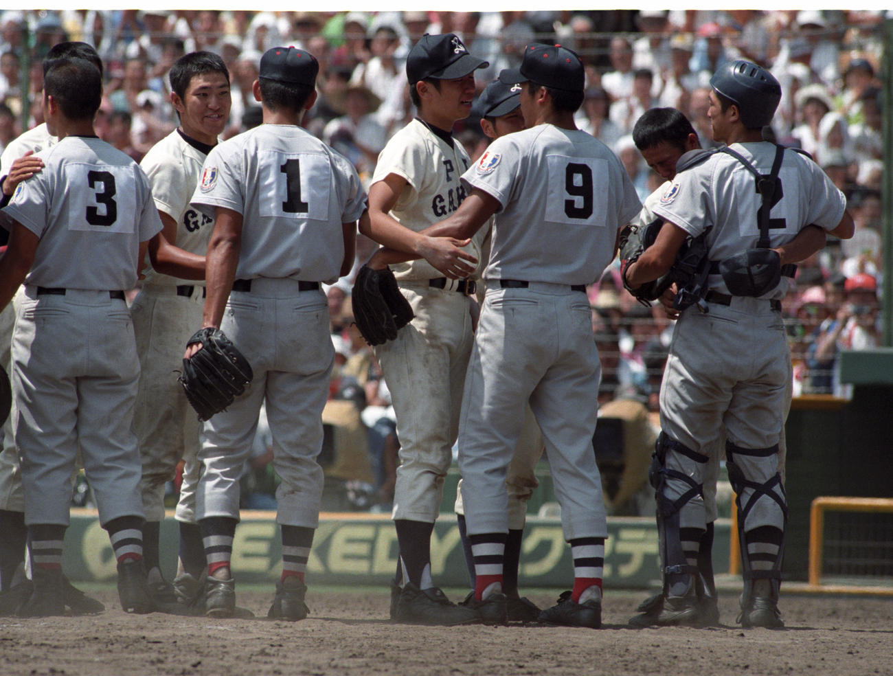 第80回全国高校野球準々決勝　横浜対PL学園　延長17回の激闘を終えた両ナインは握手する。背中の1番は松坂大輔（1998年8月20日）
