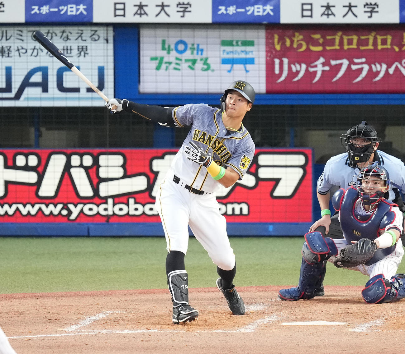 ヤクルト対阪神　4回表阪神無死一塁、右越えに同点の2点本塁打を放つ佐藤輝（撮影・菅敏）
