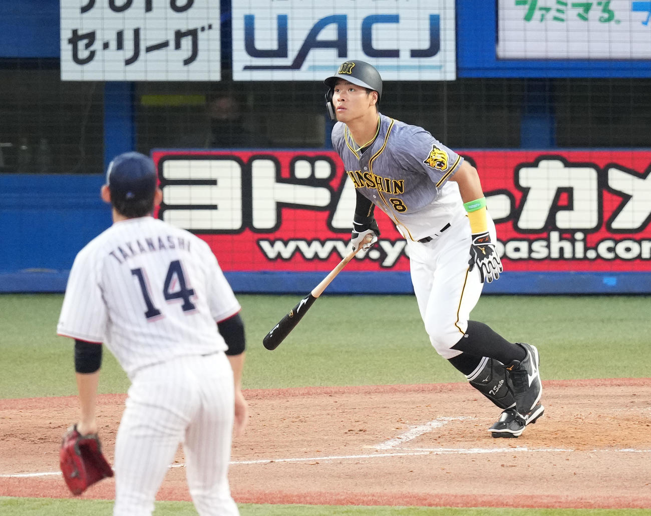 ヤクルト対阪神　4回表阪神無死一塁、右越えに同点の2点本塁打を放つ佐藤輝。投手は高梨（撮影・菅敏）