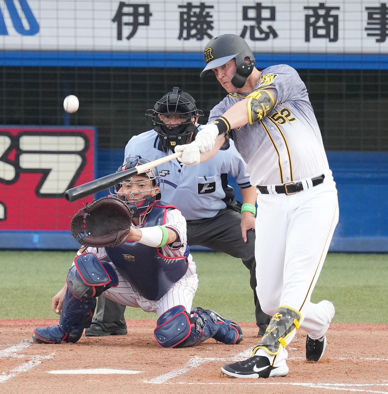 ヤクルト対阪神　1回表阪神1死三塁、先制の中越え2点本塁打を放つサンズ（撮影・菅敏）