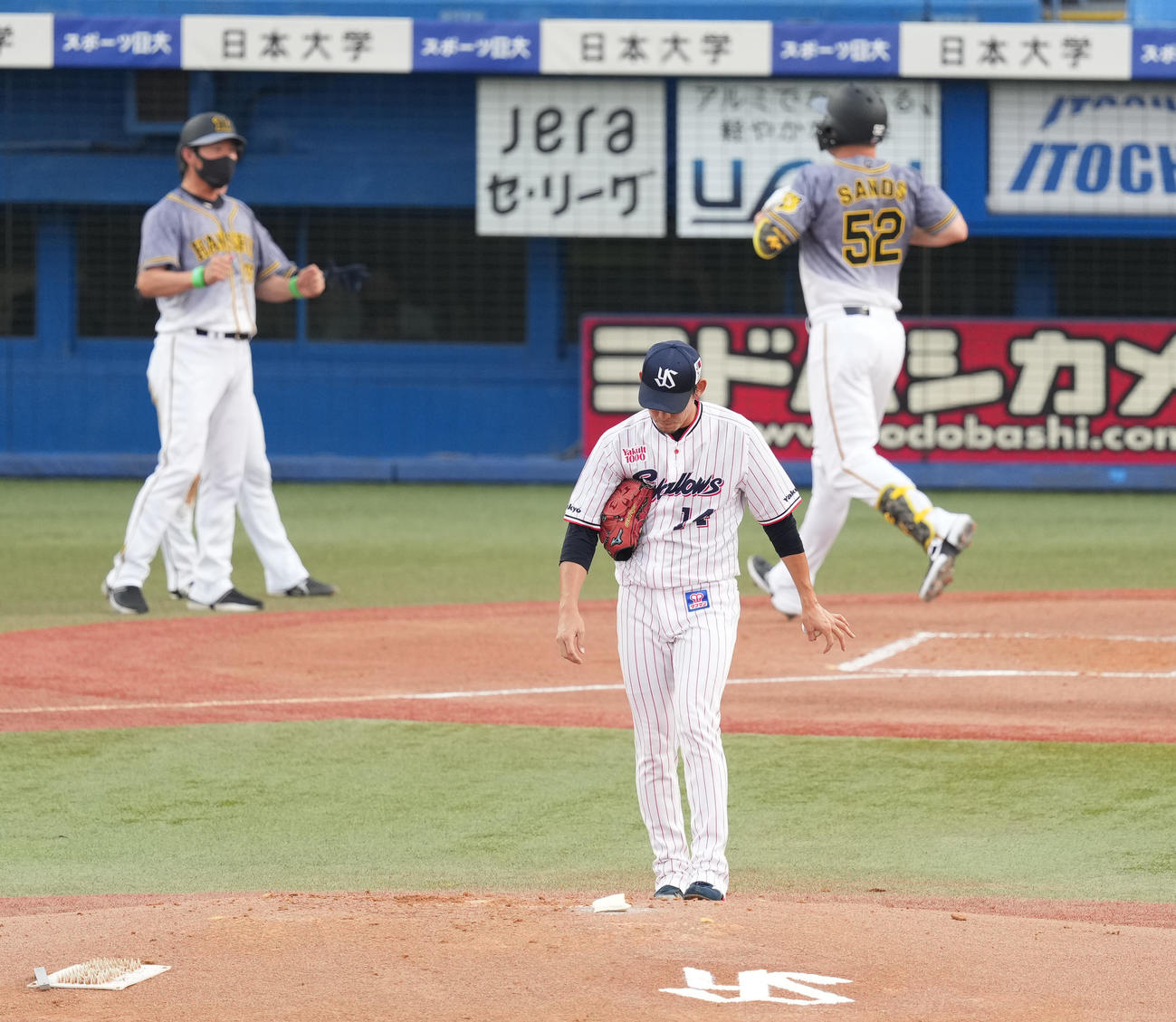 ヤクルト対阪神　1回表阪神1死三塁、サンズ（右）に先制の2点本塁打を打たれ、肩を落とす高梨（撮影・菅敏）