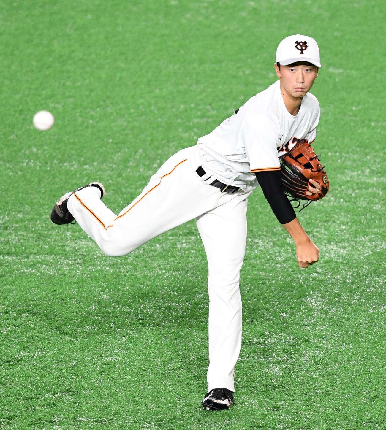 巨人対中日　キャッチボールをする巨人直江（撮影・横山健太）