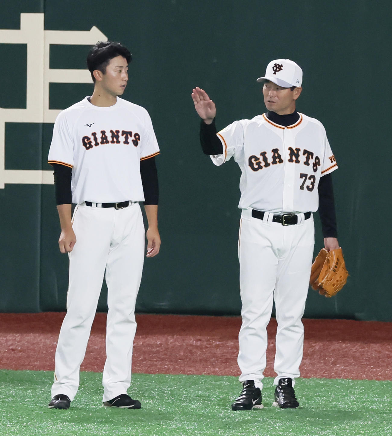 試合前、巨人直江（左）と会話を交わす桑田投手チーフコーチ補佐（撮影・足立雅史）