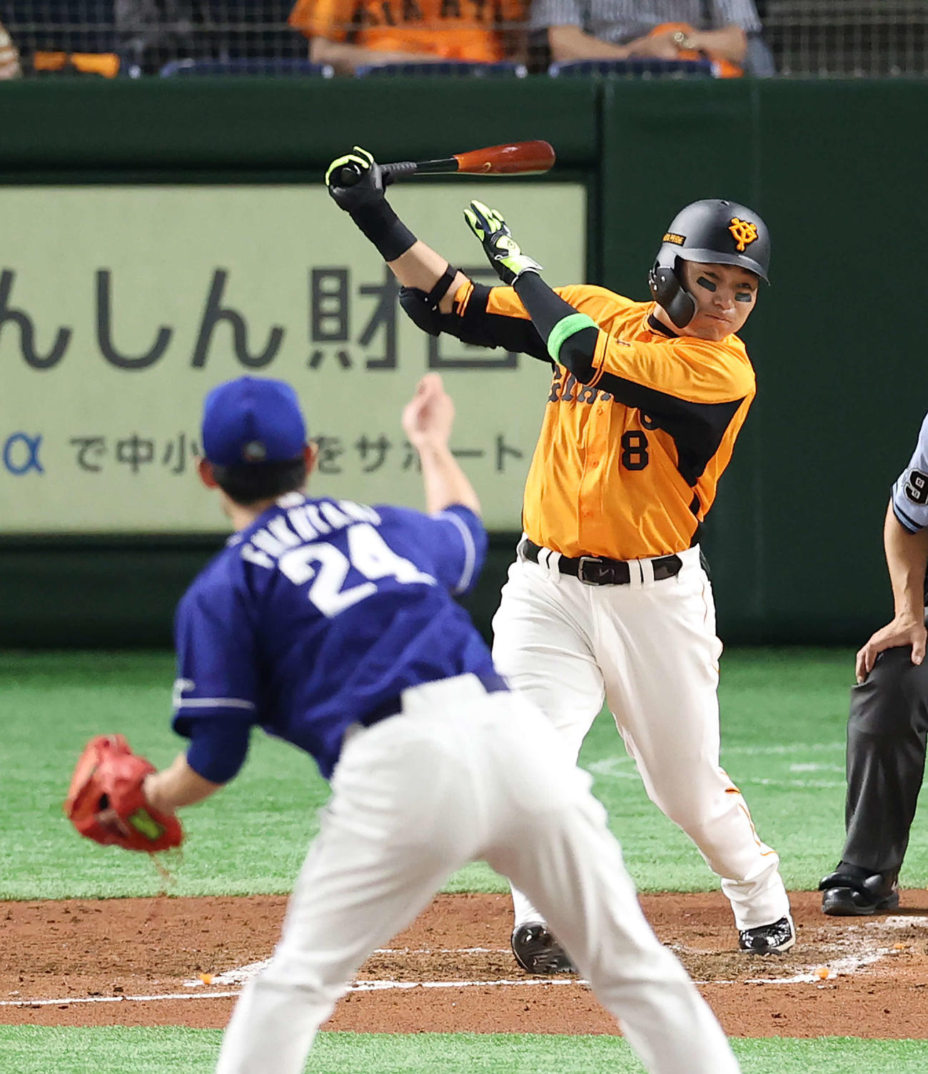巨人対中日　4回裏巨人無死一塁、左越え2点本塁打を放つ丸。投手福谷（撮影・河野匠）