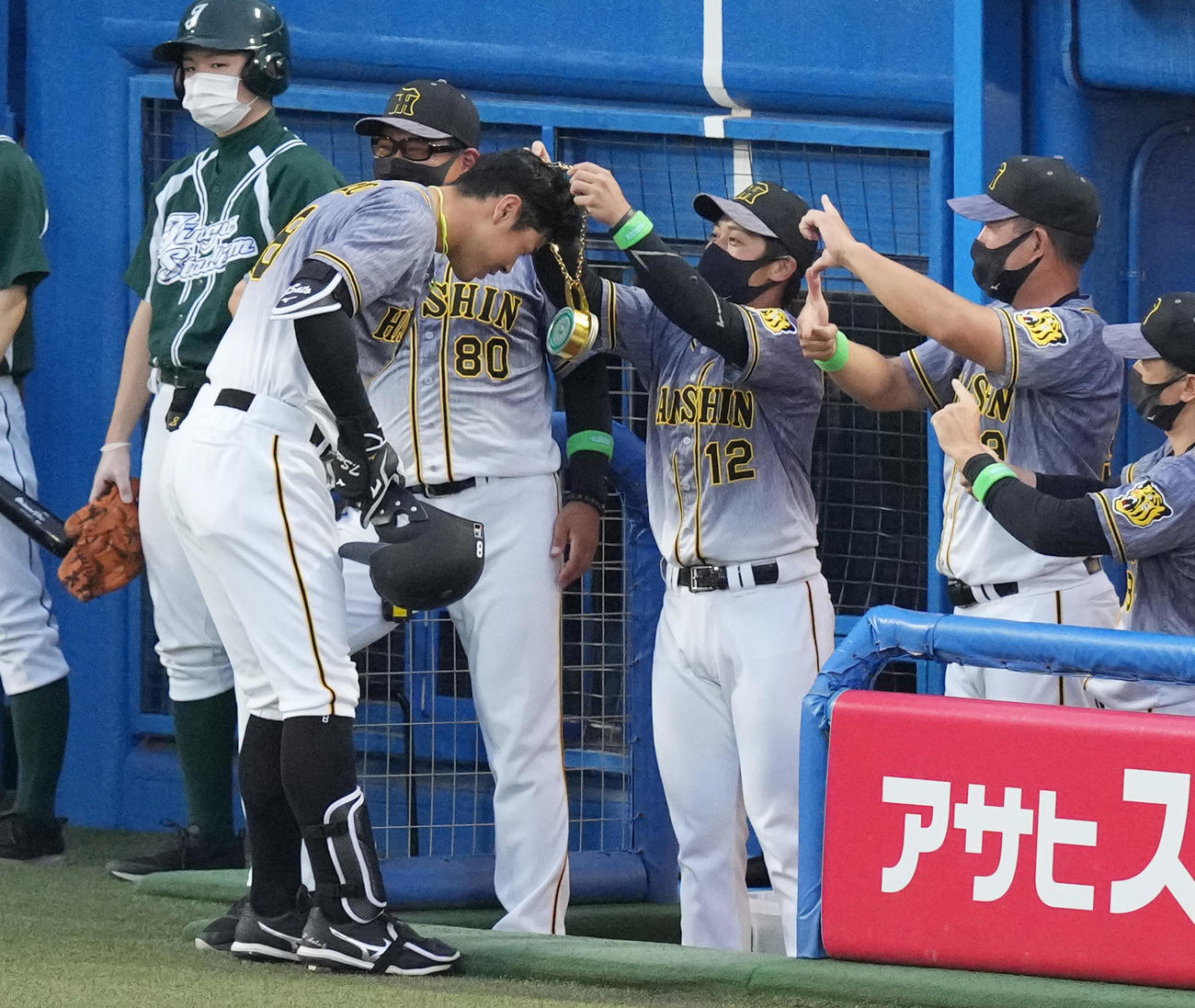 ヤクルト対阪神　4回表阪神無死一塁、同点の2点本塁打を放ち、メダルをかけてもらう佐藤輝（左から3人目）（撮影・菅敏）