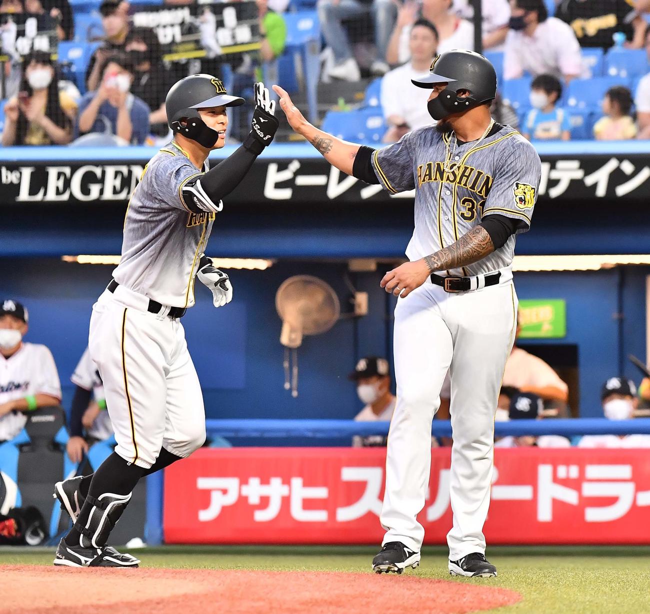 ヤクルト対阪神　4回表阪神無死一塁、右越え2点本塁打を放ちマルテ（右）とハイタッチする佐藤輝（撮影・上田博志）
