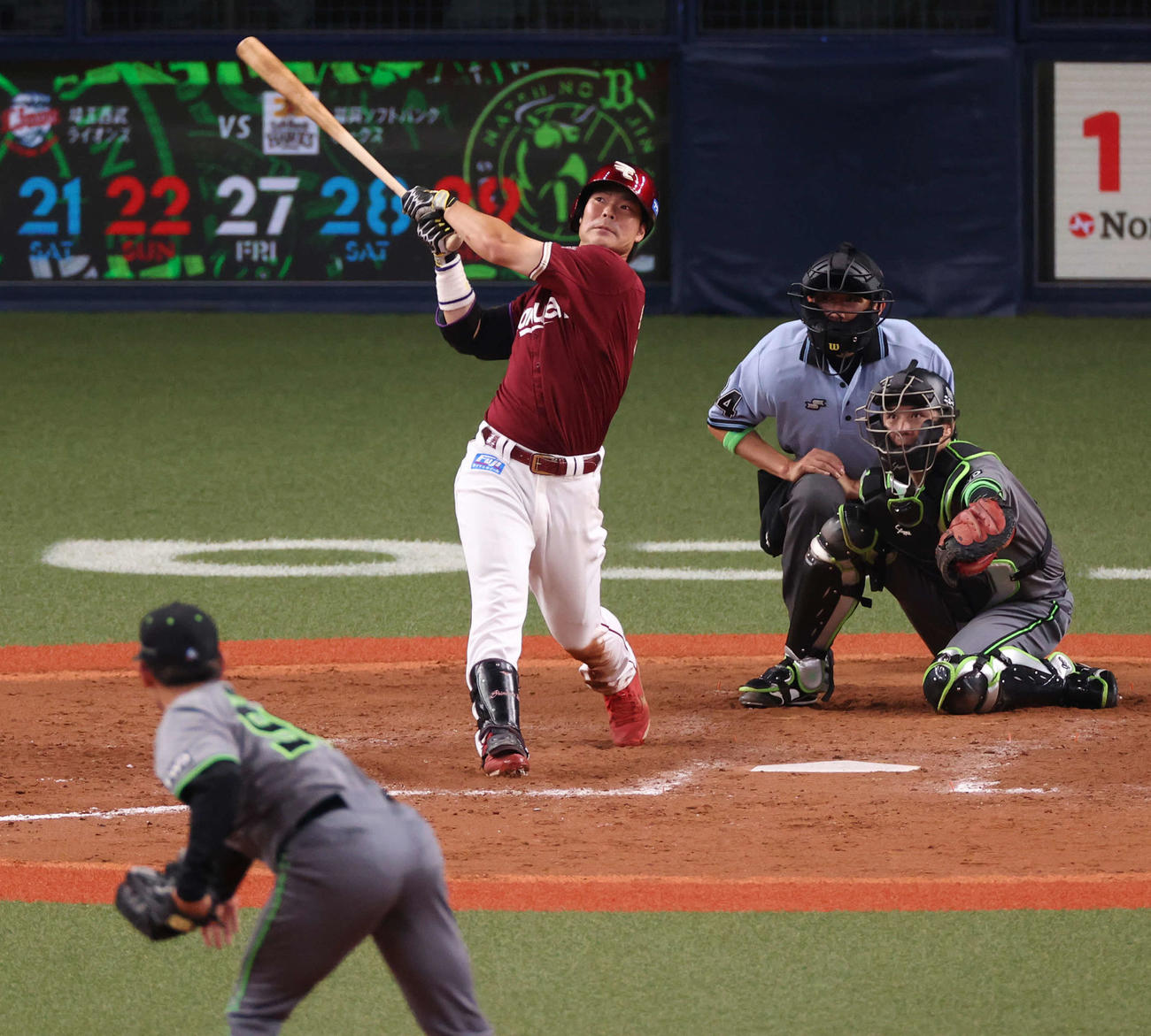 オリックス対楽天　9回表楽天2死一、二塁、右越え3点本塁打を放つ島内（撮影・清水貴仁）