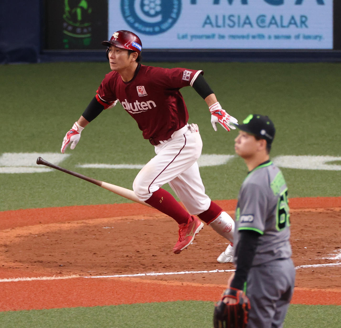 オリックス対楽天　9回表楽天2死、右越え勝ち越し本塁打を放つ岡島。投手漆原（撮影・清水貴仁）