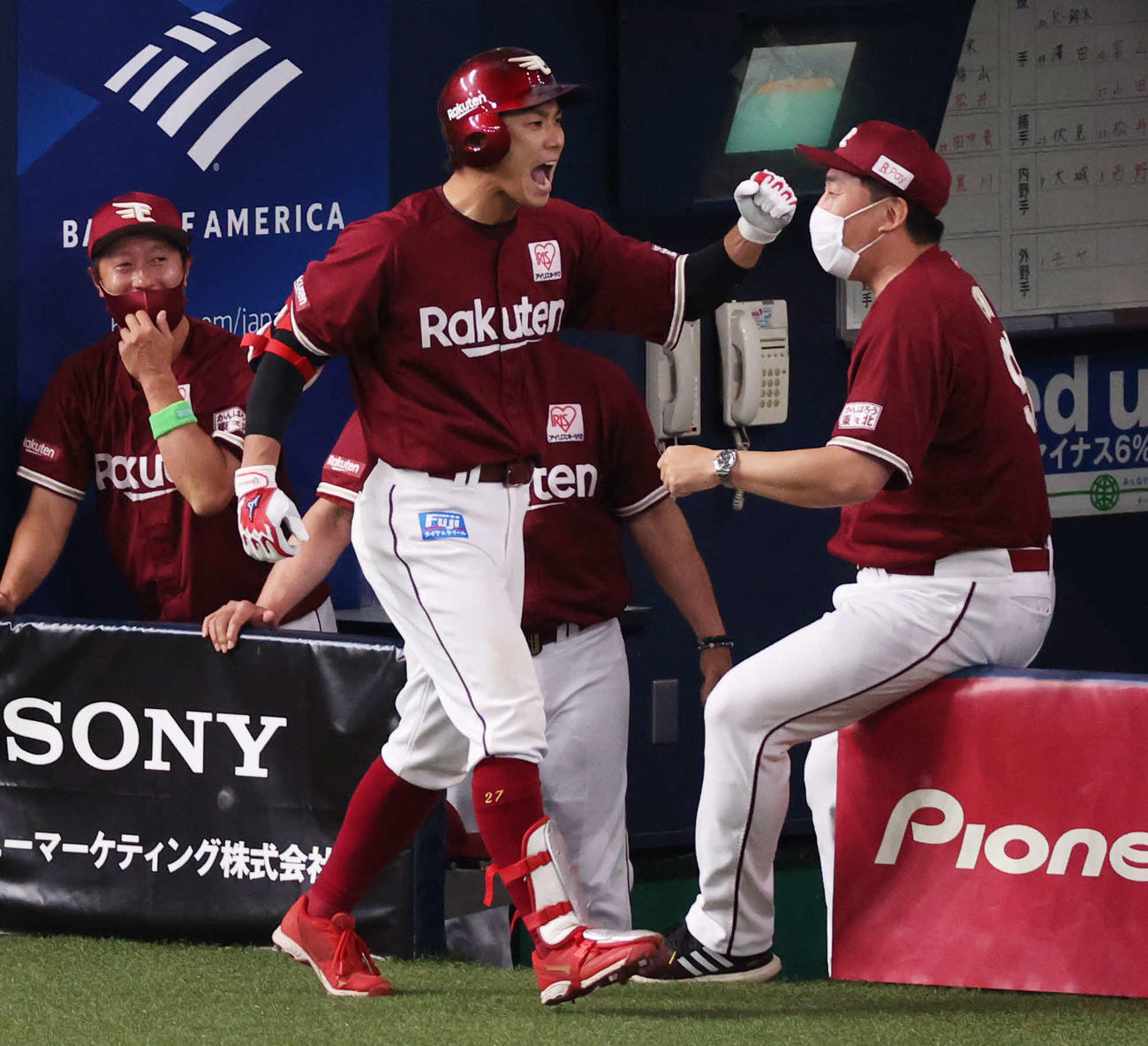 オリックス対楽天　9回表楽天2死、右越え勝ち越し本塁打を放ち生還して雄たけびを上げる岡島（中央）と出迎える石井GM兼監督（右）（撮影・清水貴仁）