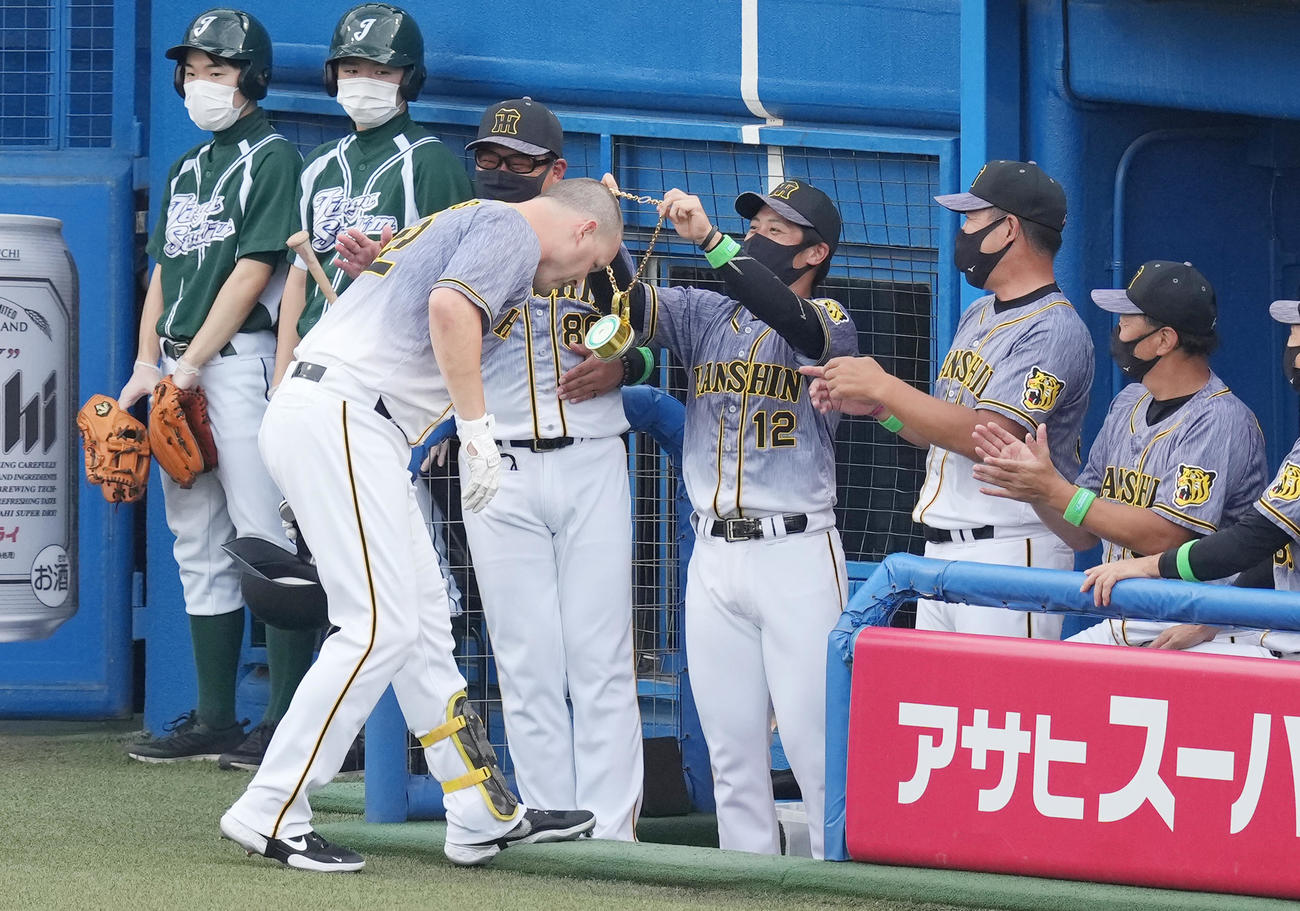 ヤクルト対阪神　1回表阪神1死三塁、中越えに先制の2点本塁打を放ち、メダルをかけられるサンズ（撮影・菅敏）