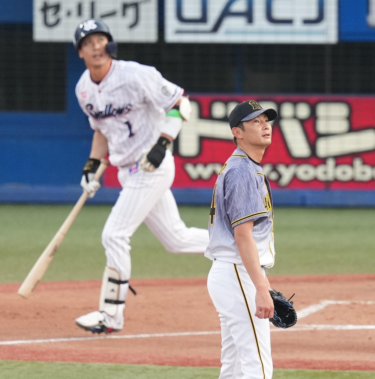 ヤクルト対阪神　1回裏ヤクルト無死一、二塁、山田（左）に左越え3点本塁打を浴びる阪神二保（撮影・菅敏）