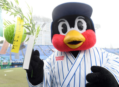 ヤクルト対阪神　「金メダル　日本一」の村上宗隆の短冊を付けた笹を持って登場したヤクルトのマスコットつば九郎（撮影・たえ見朱実）