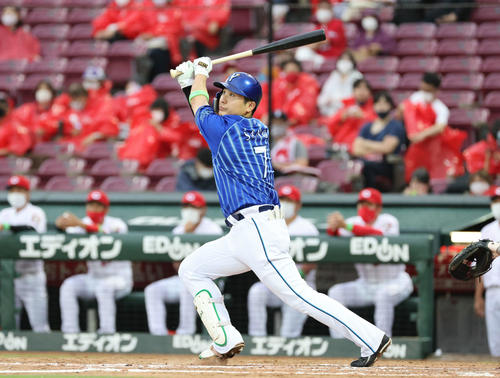 広島対DeNA 4回表DeNA無死、佐野は先制左越え本塁打を放つ（撮影・加藤孝規）