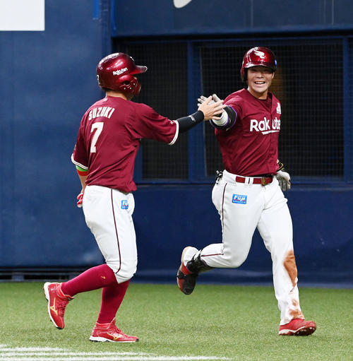 オリックス対楽天　9回表楽天2死一、二塁、島内（右）は右越え3点本塁打を鈴木と笑顔でタッチ（撮影・前岡正明）