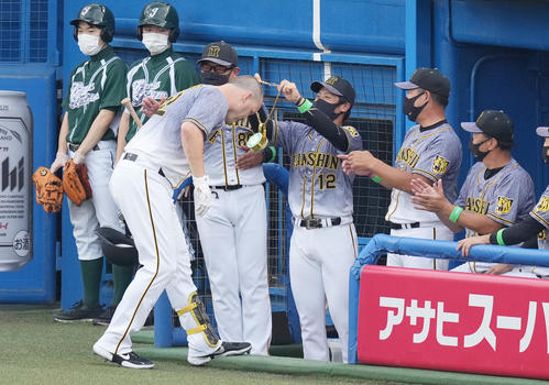 ヤクルト対阪神　1回表阪神1死三塁、中越えに先制の2点本塁打を放ち、メダルをかけられるサンズ（撮影・菅敏）