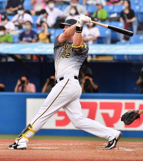 ヤクルト対阪神　1回表阪神1死三塁、中越えに先制2点本塁打を放つサンズ（撮影・上田博志）