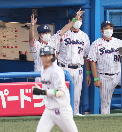 ヤクルト対阪神　1回裏ヤクルト無死一、二塁、山田（手前）の逆転の3点本塁打にベンチで高津監督（撮影・菅敏）