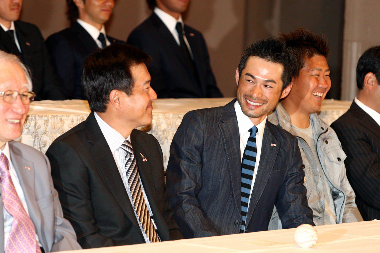 09年3月W優勝一夜明け会見で笑顔を見せる（右から）松坂、イチロー、原監督
