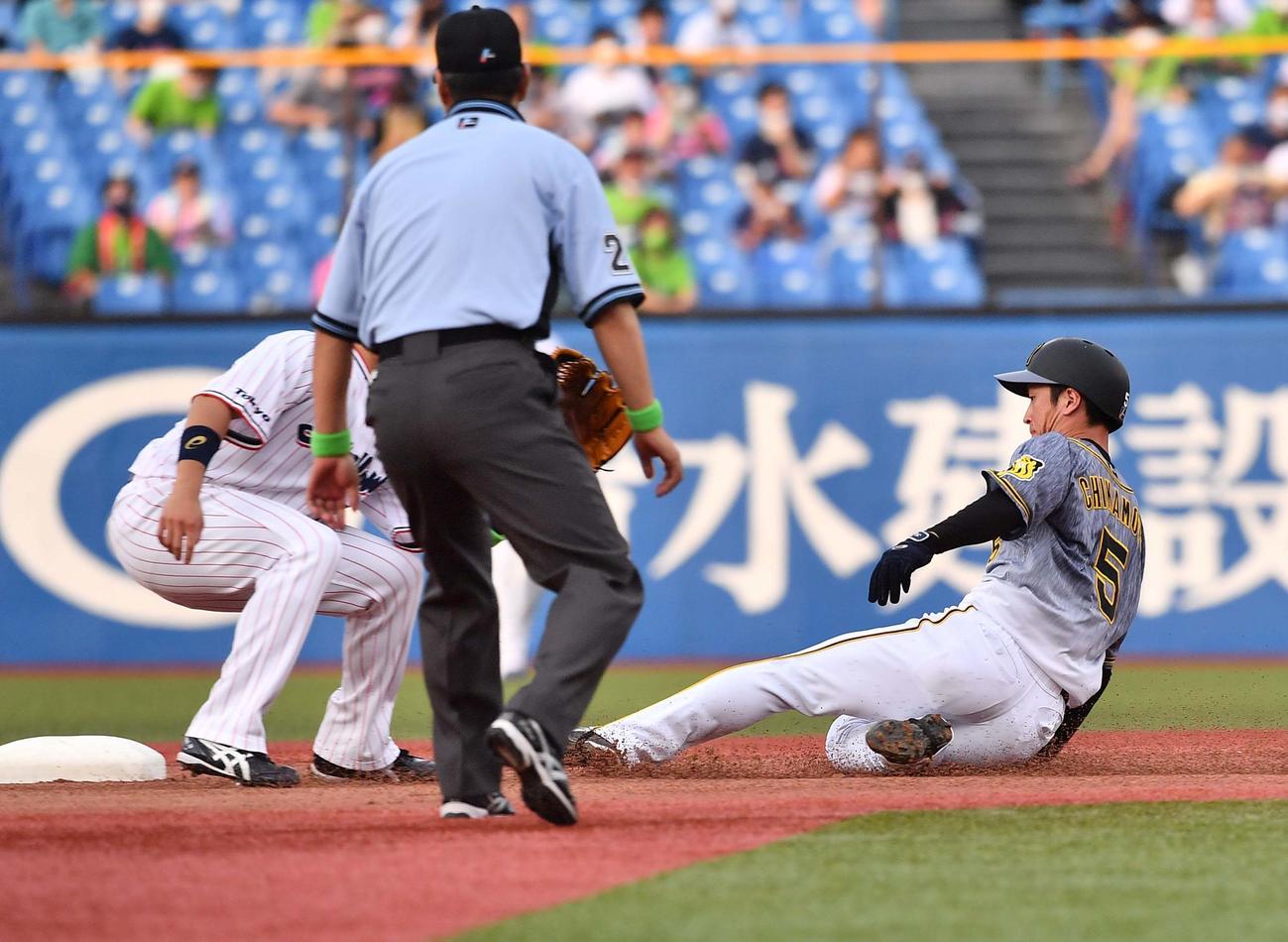 ヤクルト対阪神　1回表阪神無死一塁、二盗に成功する近本（撮影・上田博志）
