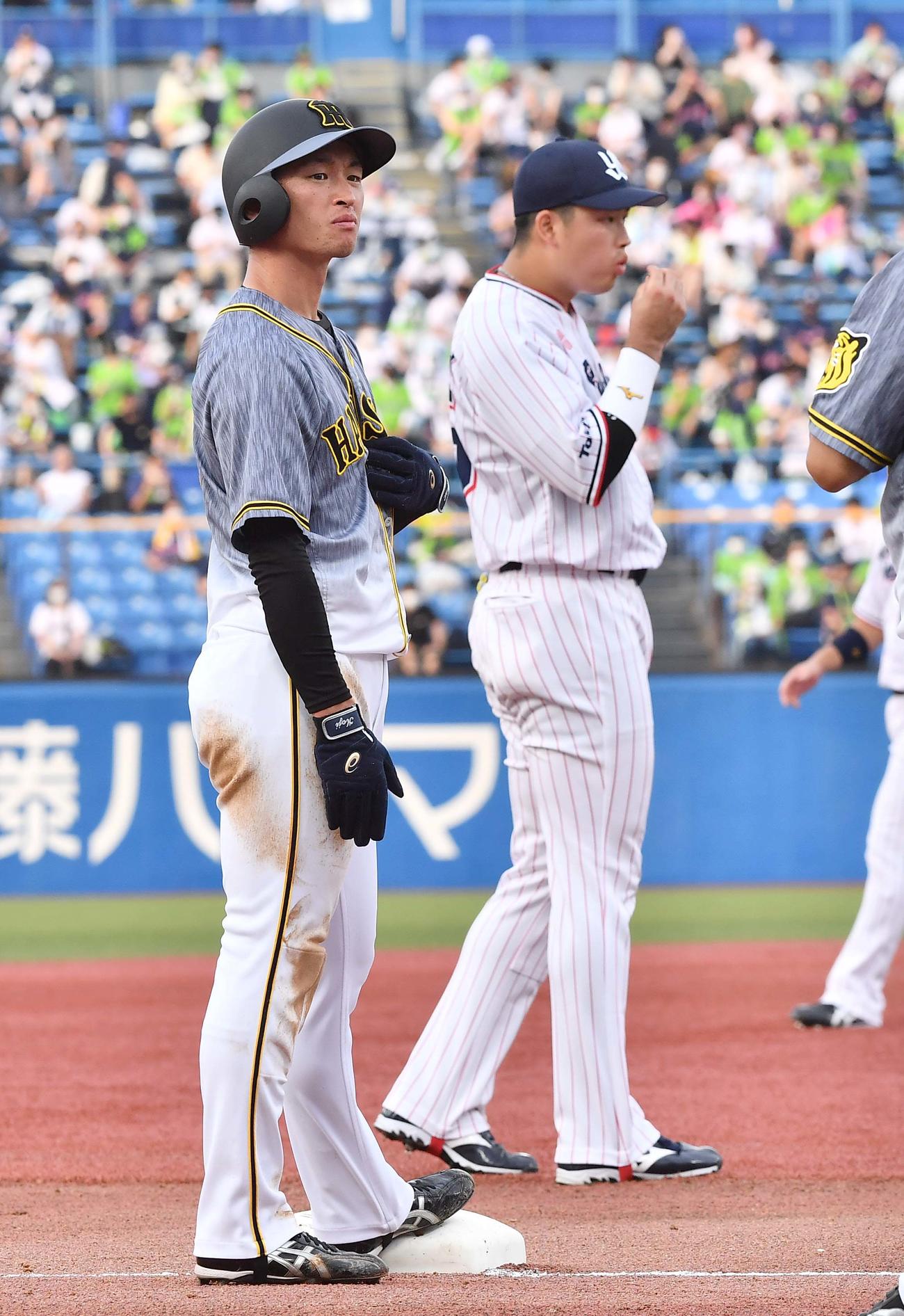 ヤクルト対阪神　1回表、糸原の二ゴロで三塁へ進んだ近本（左）と三塁手の村上（撮影・上田博志）