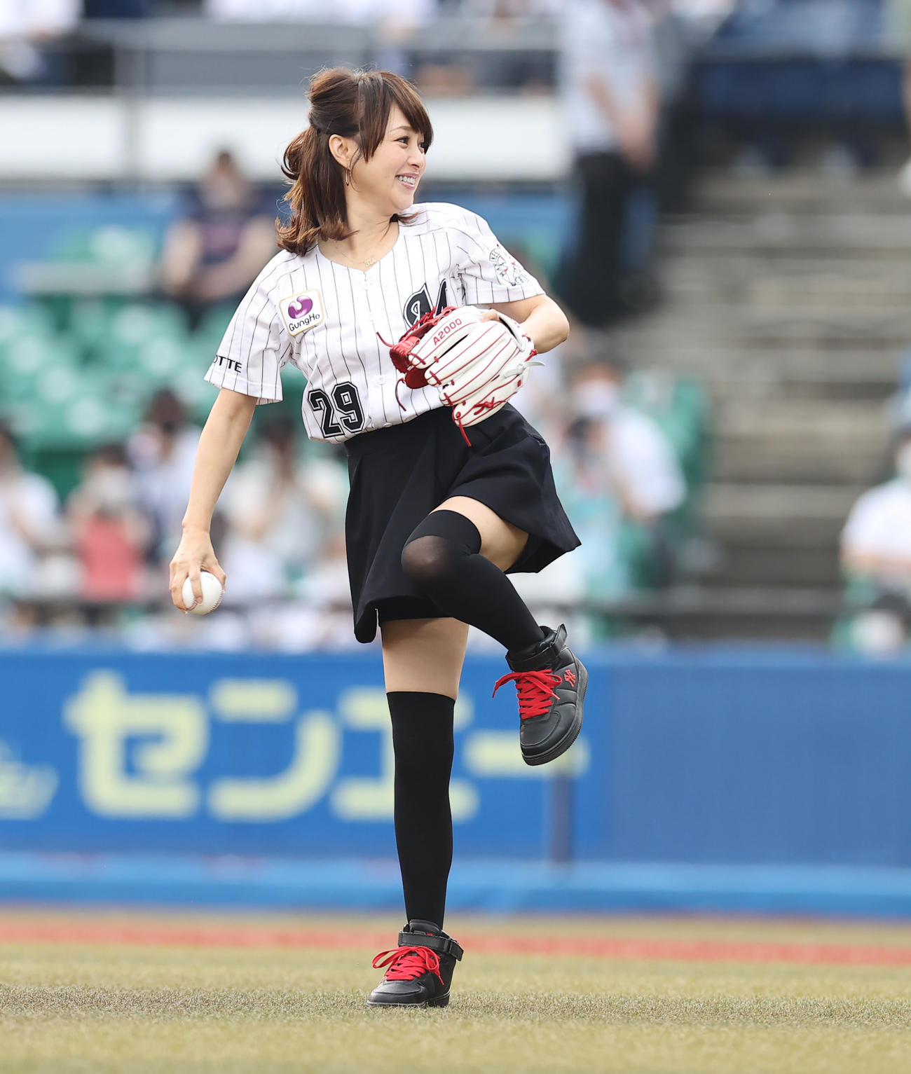 ロッテ対ソフトバンク　始球式を行う渡辺美奈代（撮影・垰建太）