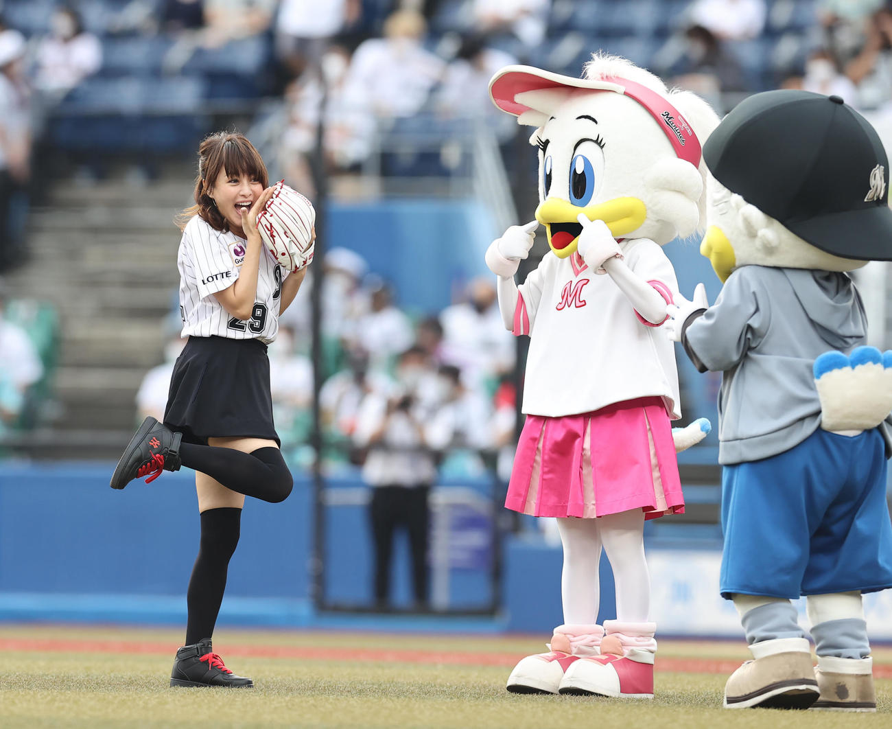 ロッテ対ソフトバンク　始球式を終え笑顔を見せる渡辺美奈代（撮影・垰建太）