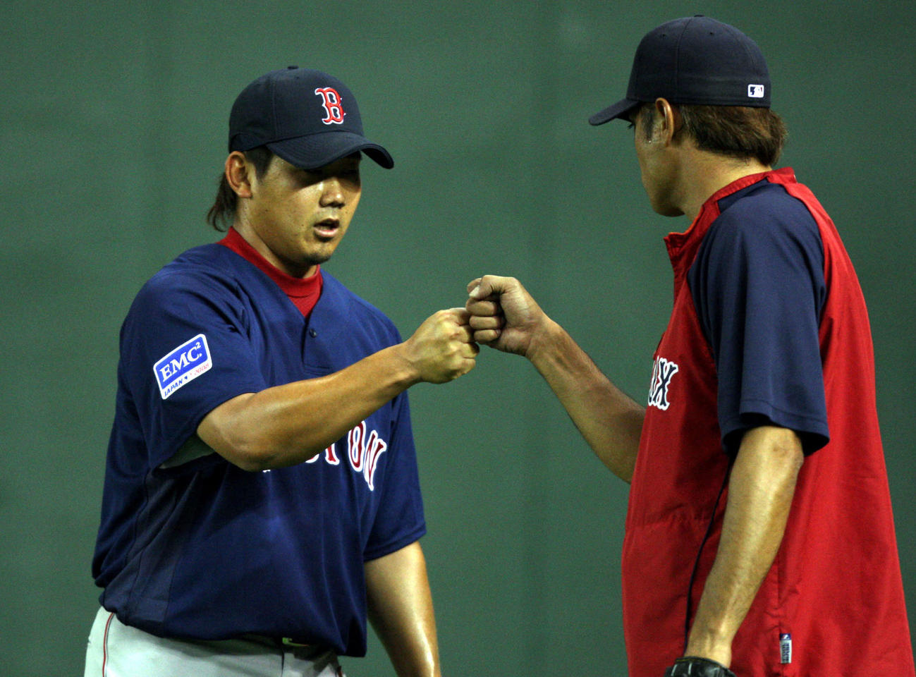 デニー友利巡回コーチとグータッチするレッドソックス松坂大輔（左）（08年3月21日）　