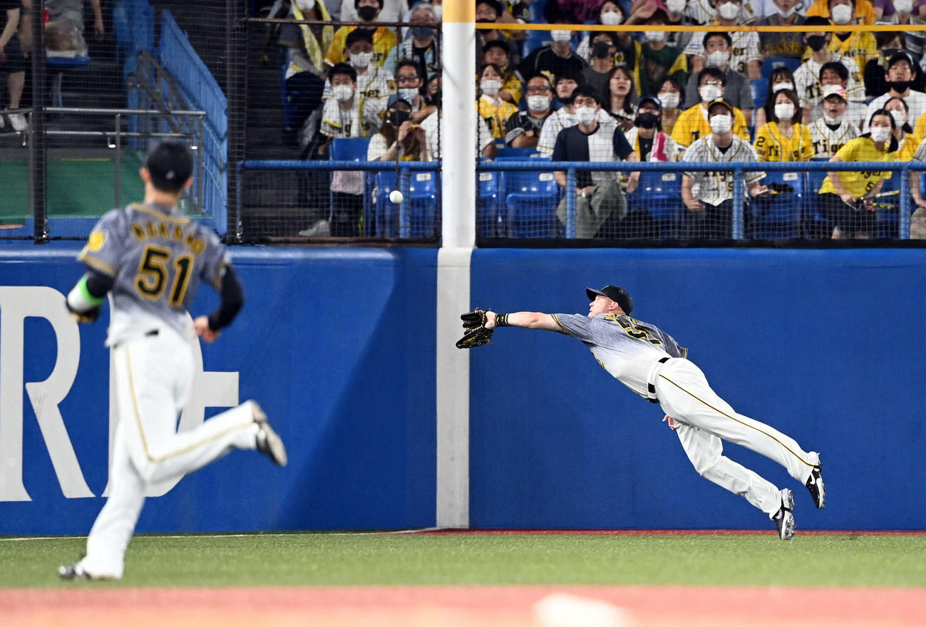 ヤクルト対阪神　6回裏ヤクルト2死一、二塁、代打川端の飛球を好捕するサンズ（撮影・たえ見朱実）