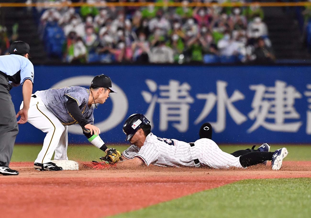 ヤクルト対阪神　7回裏ヤクルト無死、佐藤輝の好返球でアウトとなる青木、野手は中野（撮影・上田博志）