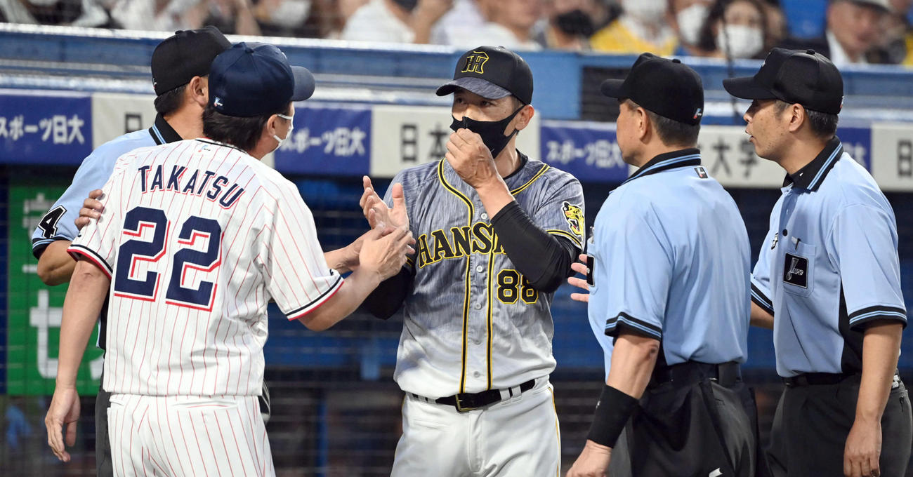 ヤクルト対阪神　5回表、審判を交え話をするヤクルト高津監督（左）と阪神矢野監督（2021年7月6日撮影）