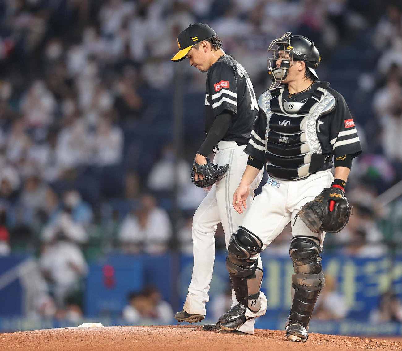 ロッテ対ソフトバンク　4回裏ロッテ1死一、二塁、レアードに3点本塁打を浴びマウンドで話す東浜（左）と甲斐（撮影・垰建太）