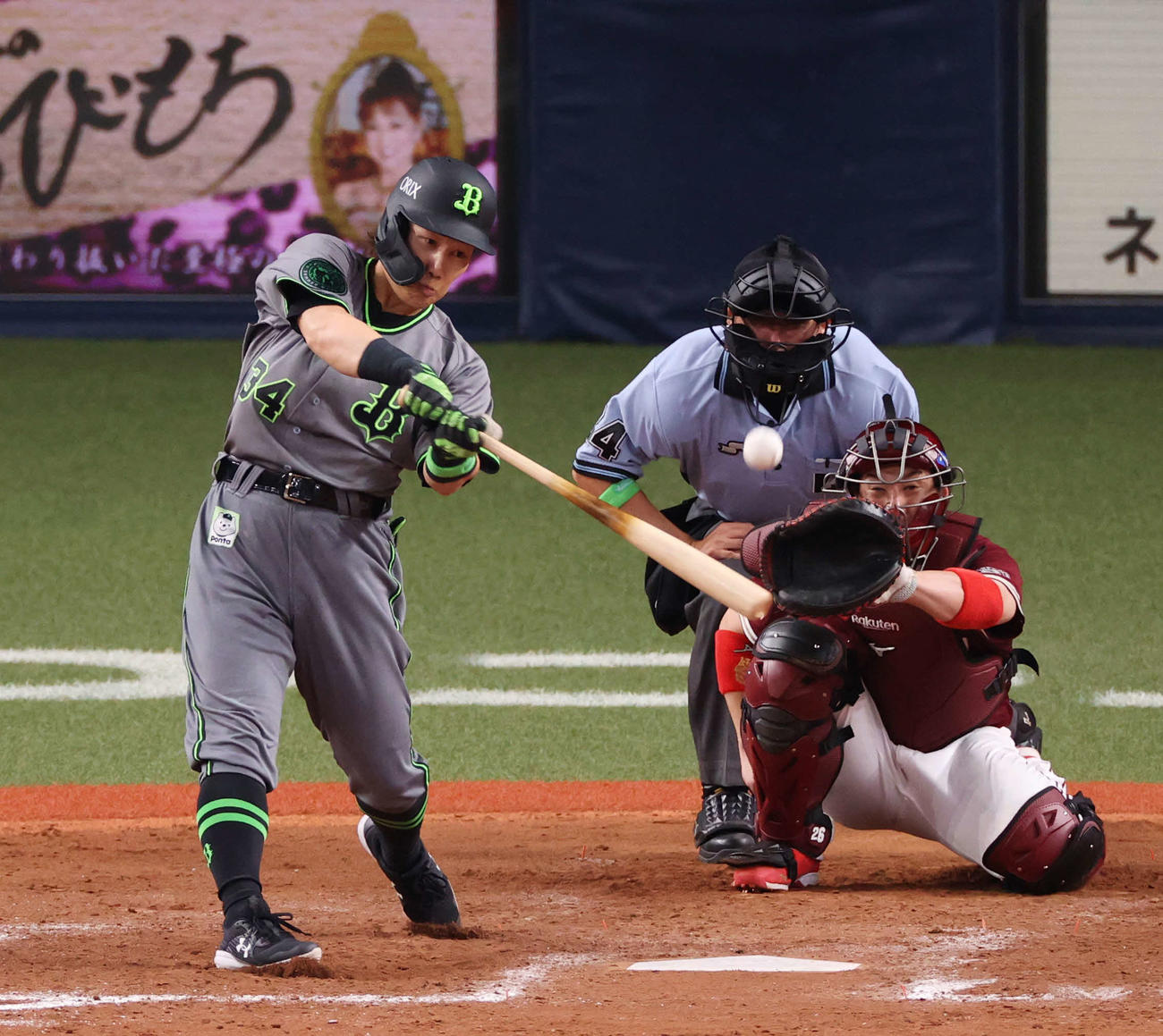 オリックス対楽天　8回裏オリックス無死、左越え本塁打を放つ吉田正（撮影・清水貴仁）