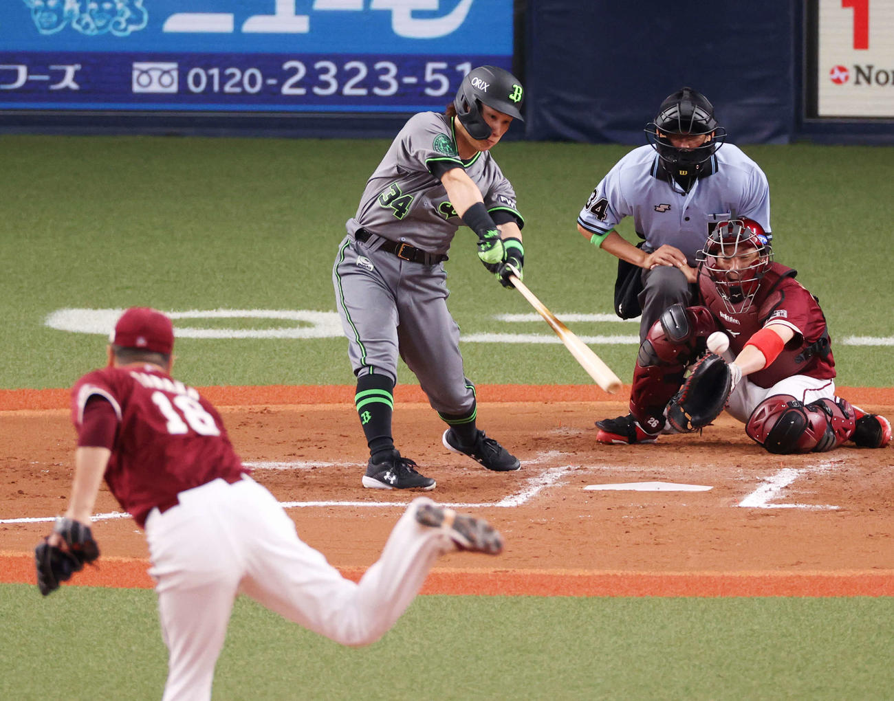 オリックス対楽天　6回裏オリックス1死一、三塁、左中間を破る先制2点適時二塁打を放つ吉田正。投手田中将（撮影・清水貴仁）