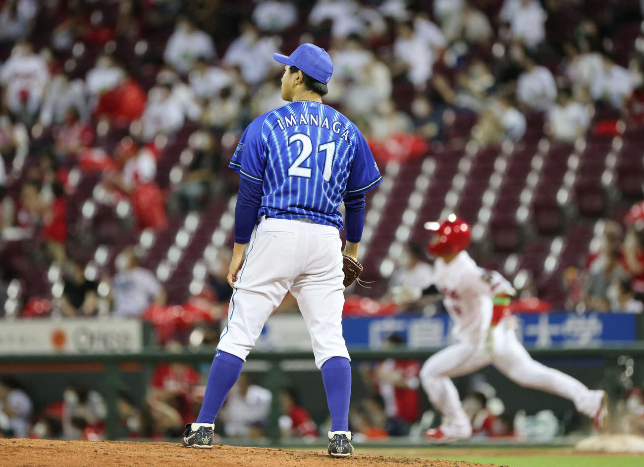 広島対DeNA 6回裏広島無死、代打の中村奨に中越え本塁打を打たれた今永（撮影・加藤孝規）