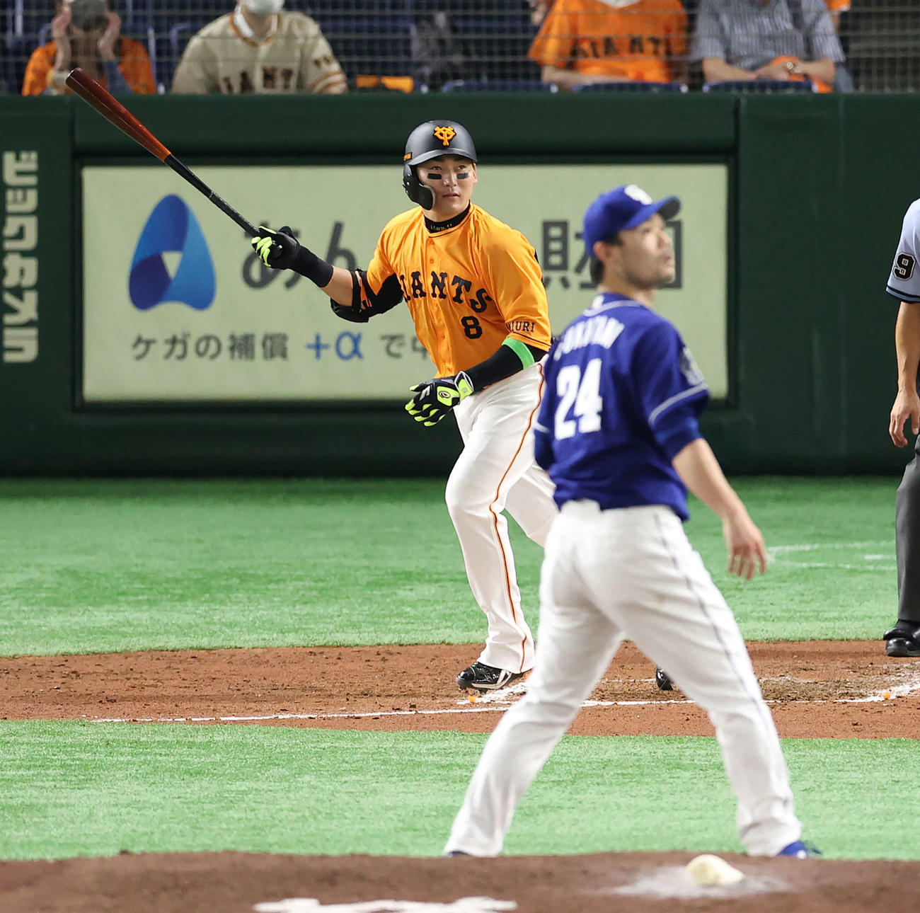 巨人対中日　4回裏巨人無死一塁、左越え2点本塁打を放つ丸。投手福谷（撮影・河野匠）