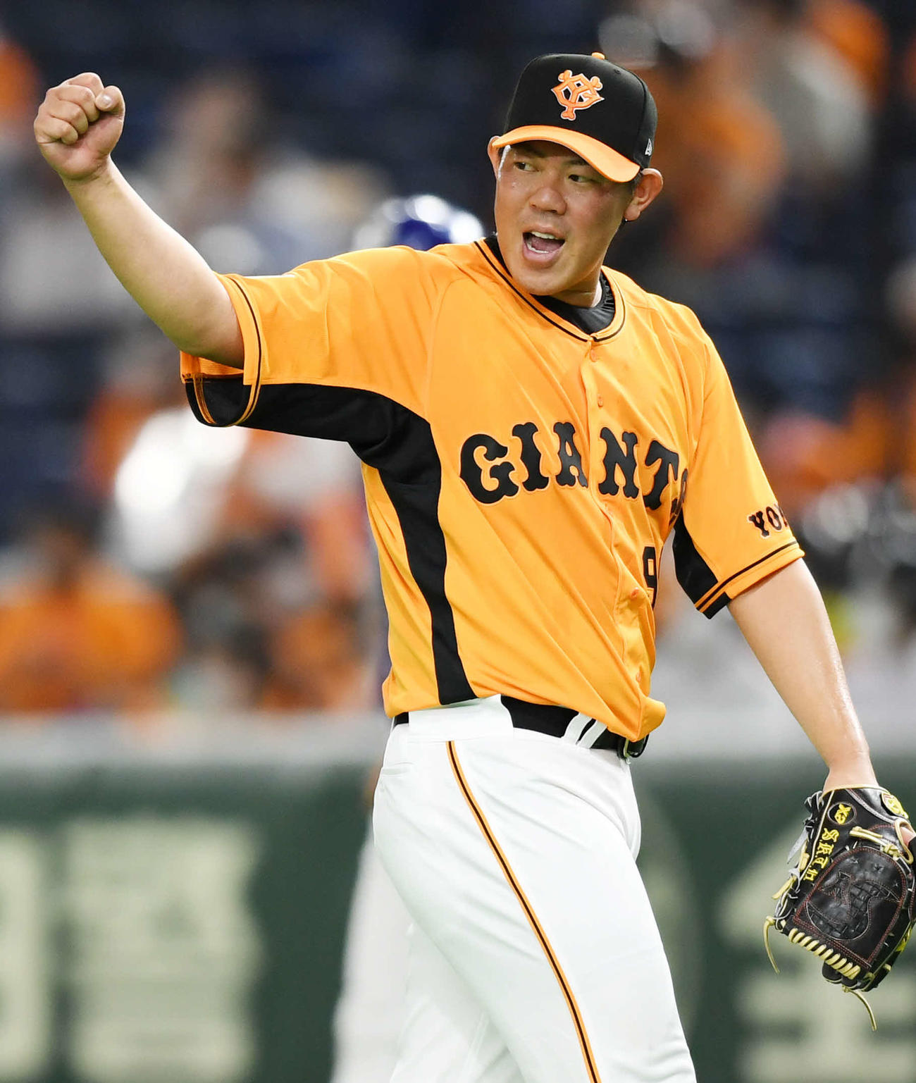 巨人対中日　4回表を無失点に抑えた巨人山口は好守をした坂本に向け笑顔でガッツポーズ（撮影・横山健太）