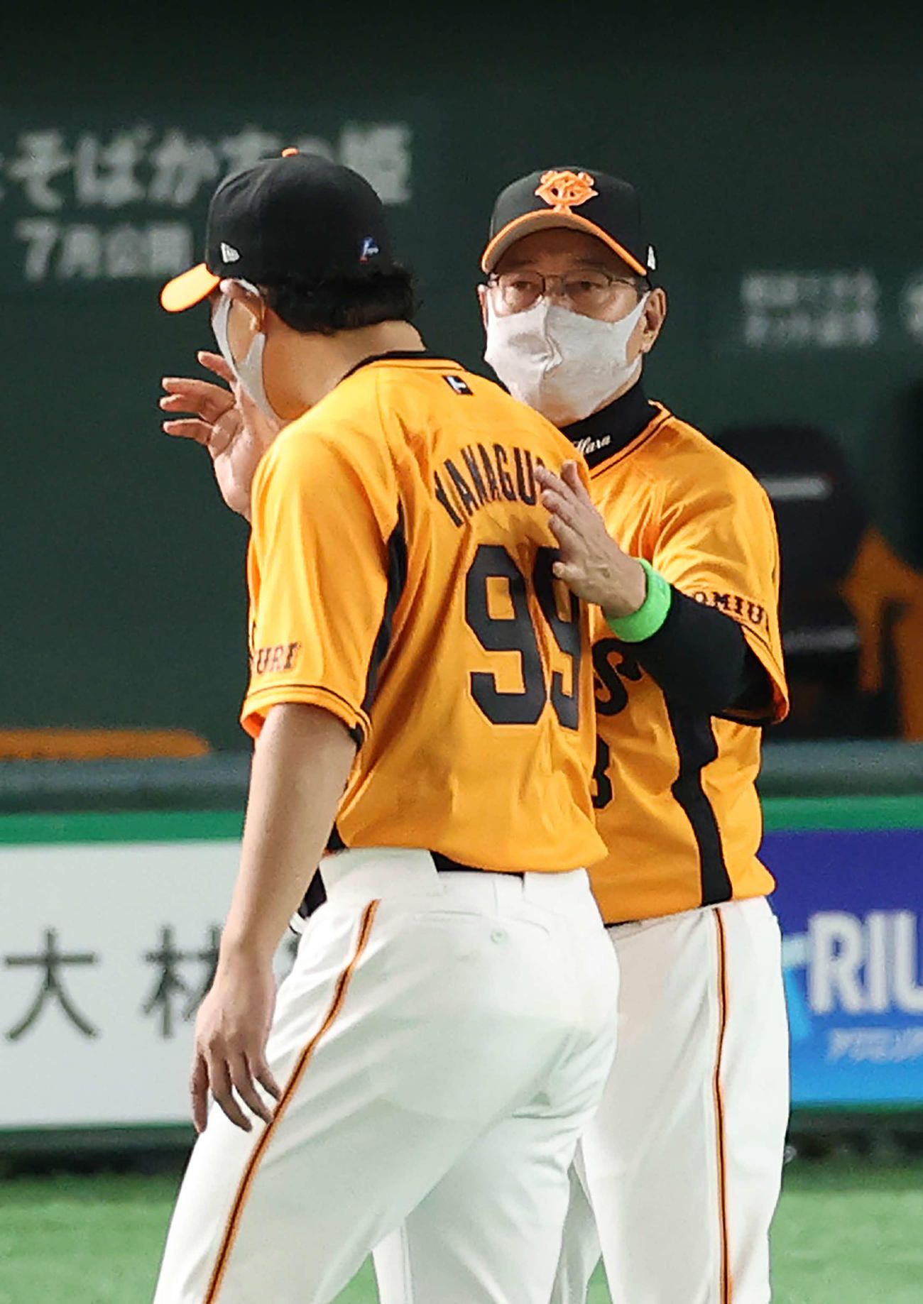 巨人対中日　中日を下し、勝利投手の山口（手前）をねぎらう原監督（撮影・河野匠）