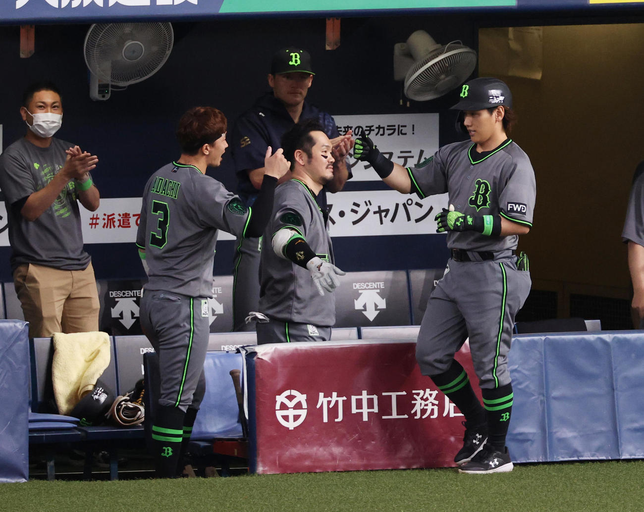 オリックス対楽天　8回裏オリックス無死、左越え本塁打を放ち生還する吉田正（撮影・清水貴仁）