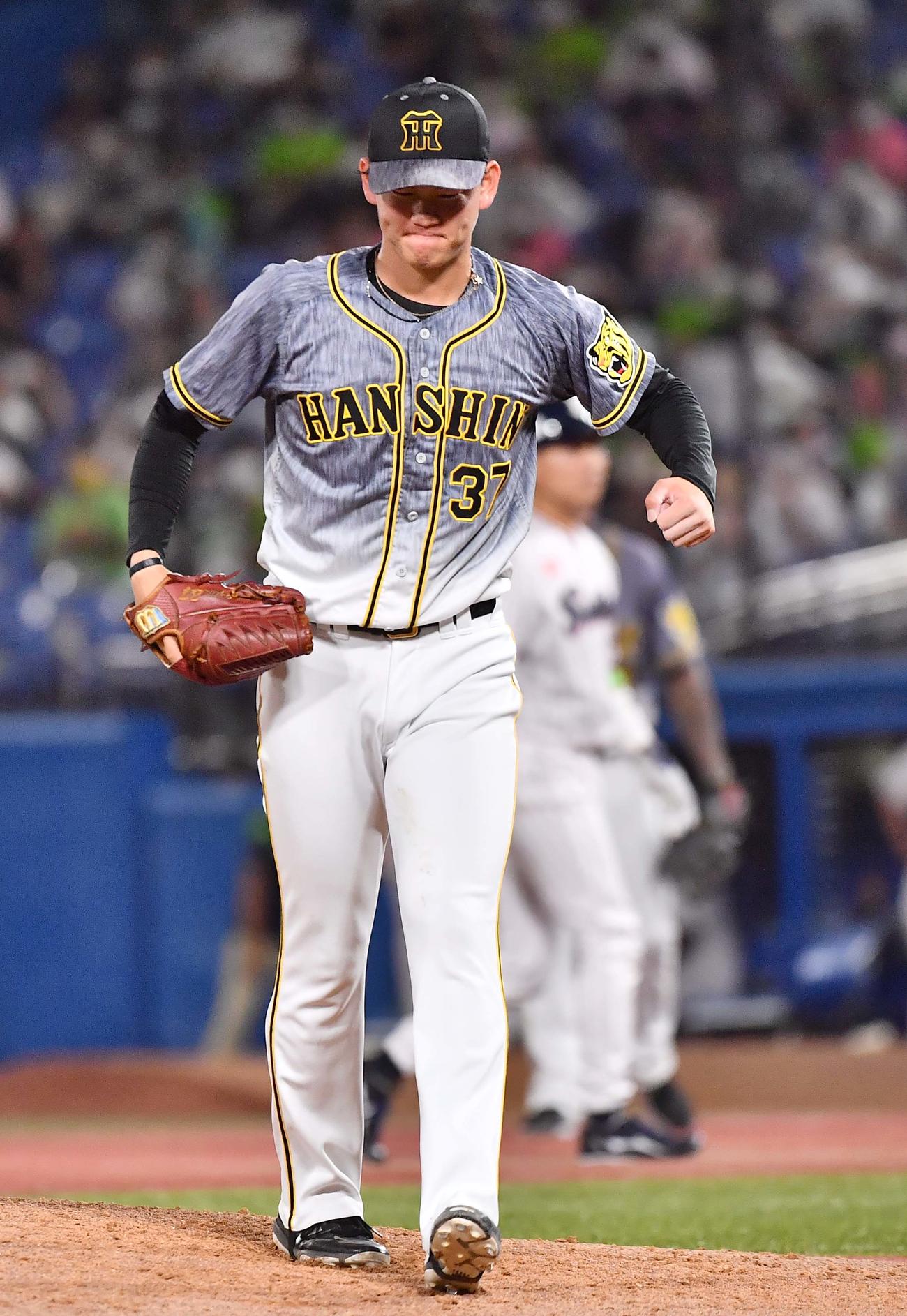 ヤクルト対阪神　7回裏ヤクルト2死満塁、サンタナから三振を奪いガッツポーズする及川（撮影・上田博志）