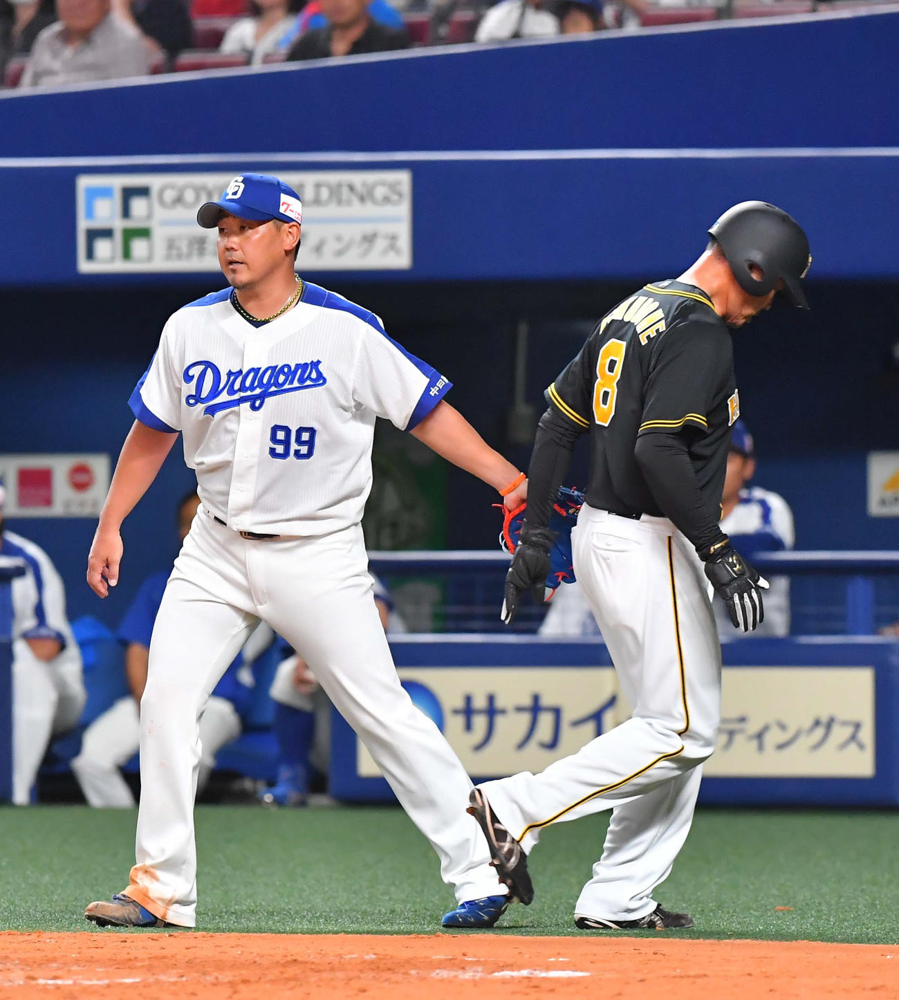 中日対阪神　3回表阪神無死一、二塁、陽川の適時二塁打で生還した福留（右）にグラブを出してあいさつする松坂（2018年8月1日）