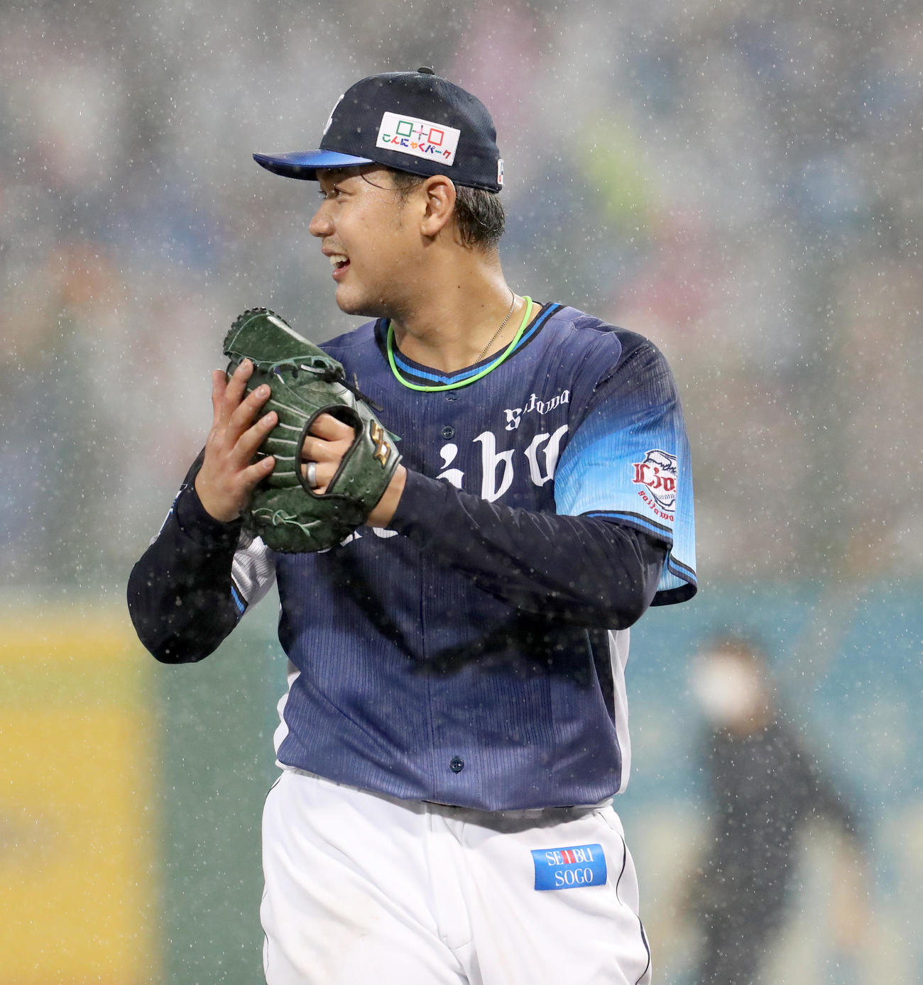 日本ハム対西武　7回裏を無失点に抑え笑顔でベンチに戻る西武高橋光成（撮影・佐藤翔太）