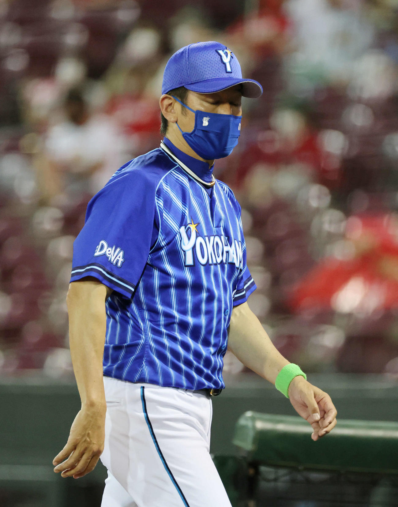広島対DeNA 8回裏広島、交代を告げる三浦監督（撮影・加藤孝規）