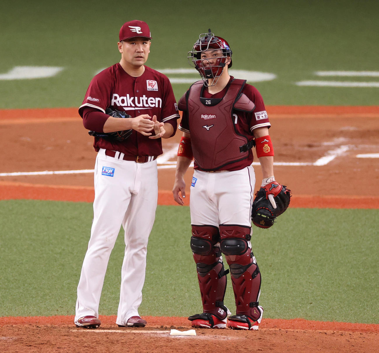 オリックス対楽天　6回裏オリックス1死一、三塁、ピンチにマウンドで話し合う楽天田中将（左）と捕手炭谷（撮影・清水貴仁）