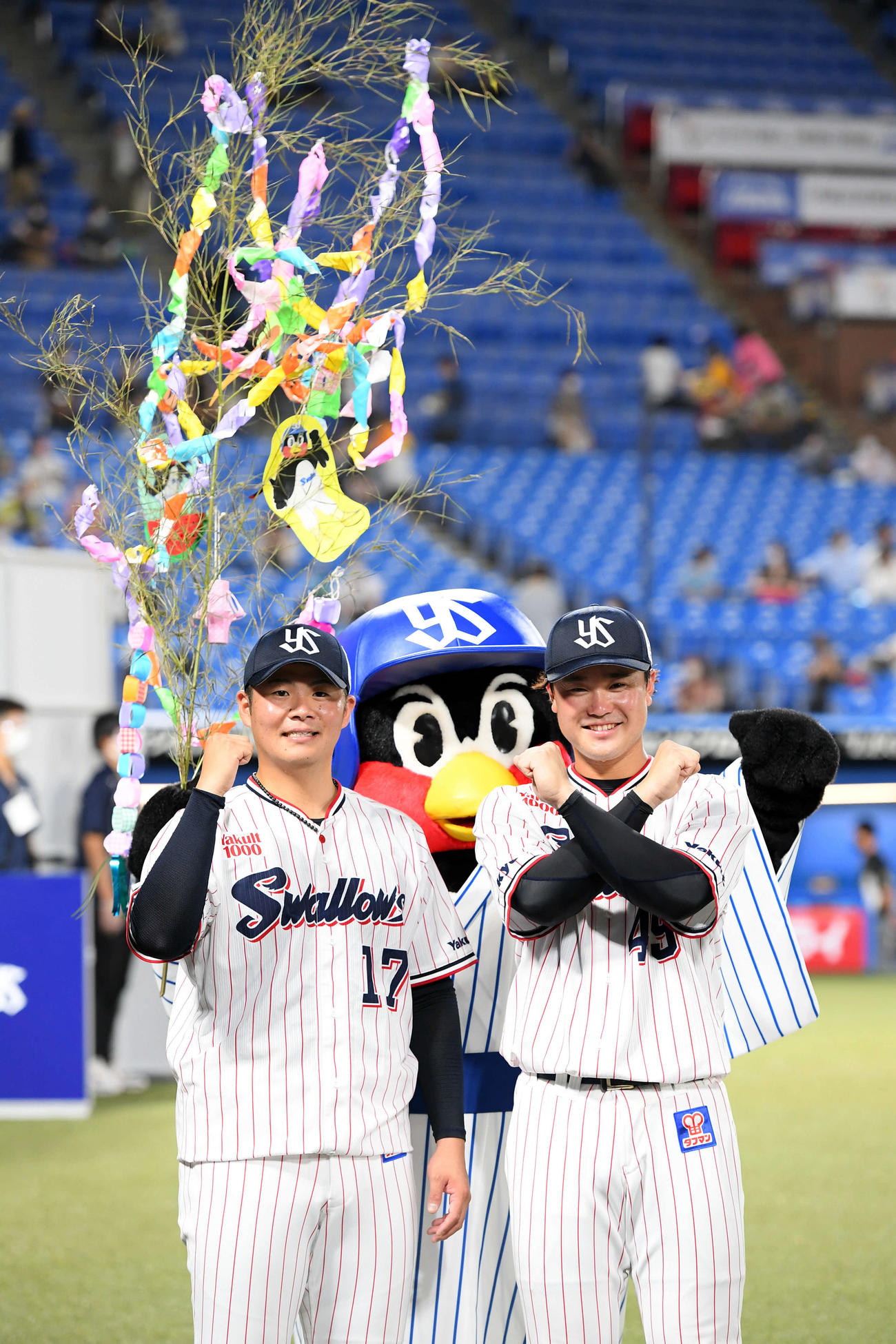 ヤクルト対阪神　ヒーローインタビューを終え、笑顔でポーズを決めるヤクルト清水（左）と渡辺（撮影・たえ見朱実）