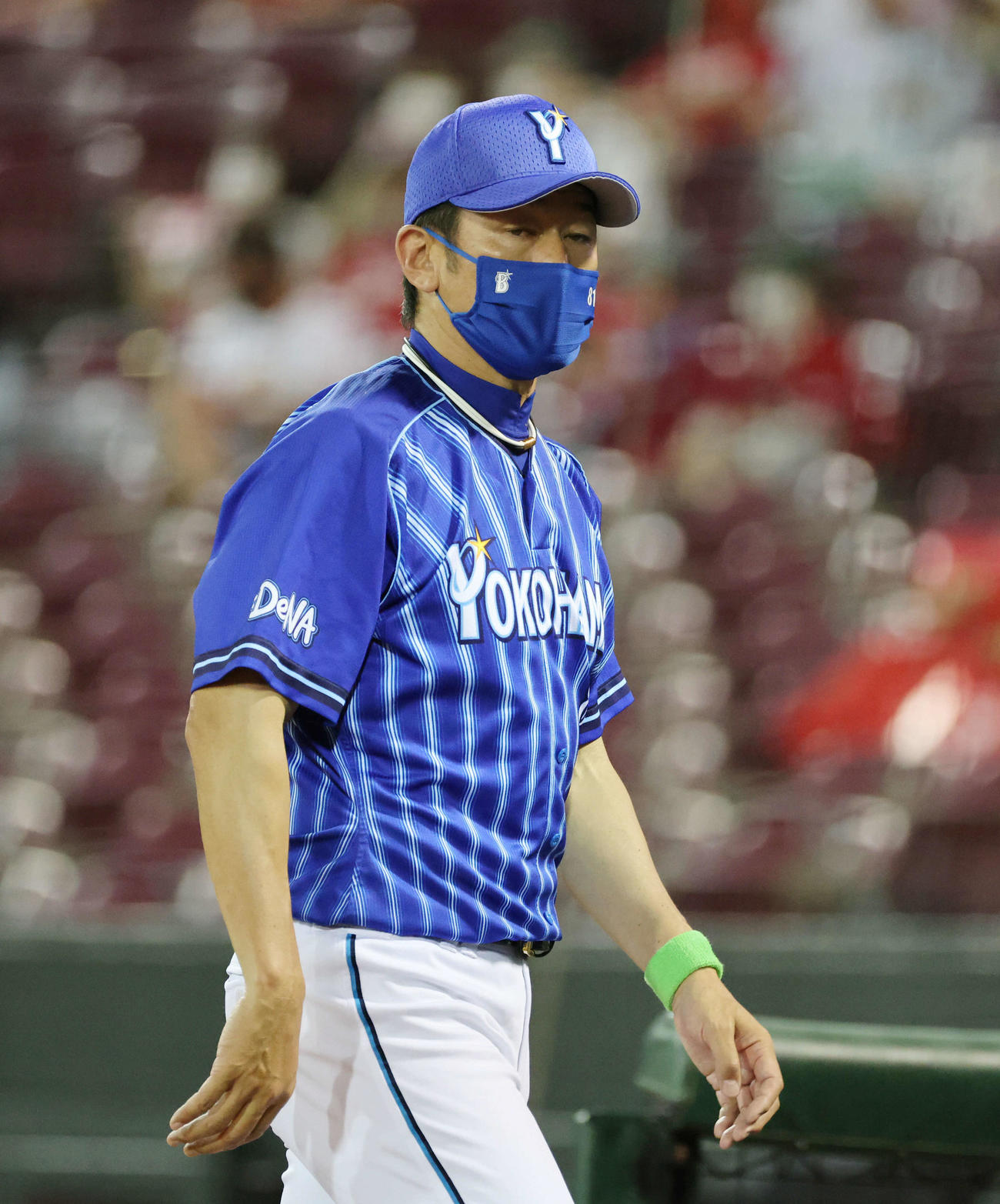 広島対DeNA 8回裏広島、交代を告げる三浦監督（撮影・加藤孝規）