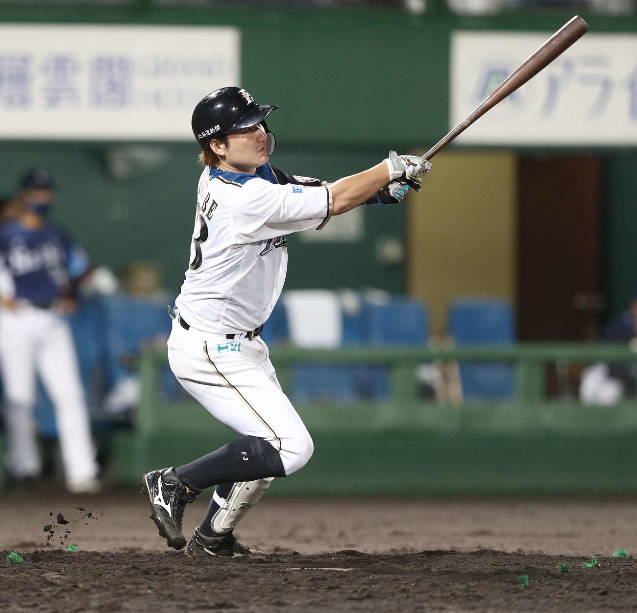日本ハム対西武　4回裏日本ハム1死三塁、右犠飛を放つ渡辺（撮影・黒川智章）