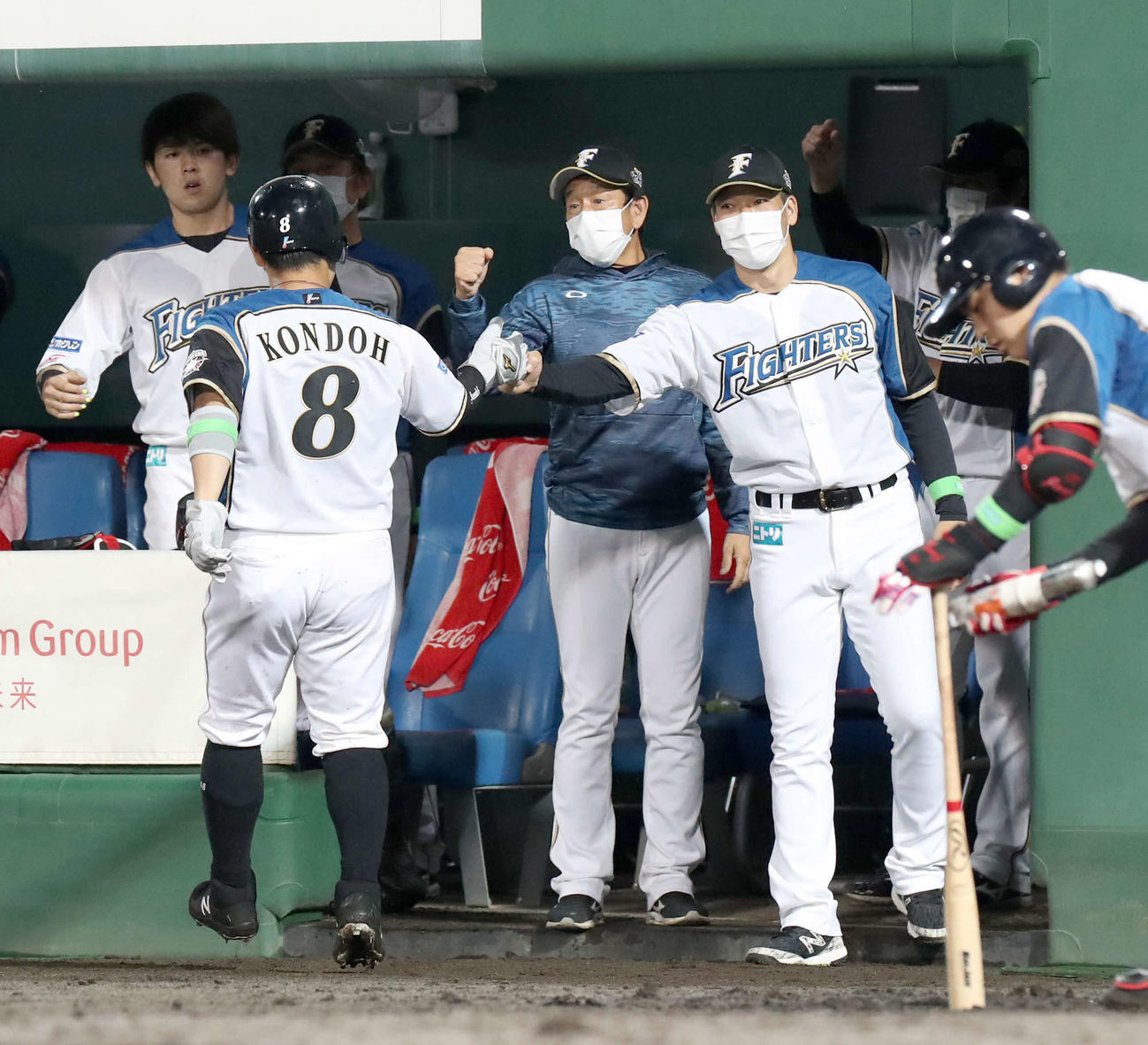 日本ハム対西武　4回裏日本ハム1死三塁、渡辺の右犠飛で生還する近藤健介（左手前）を出迎える栗山監督（撮影・佐藤翔太）