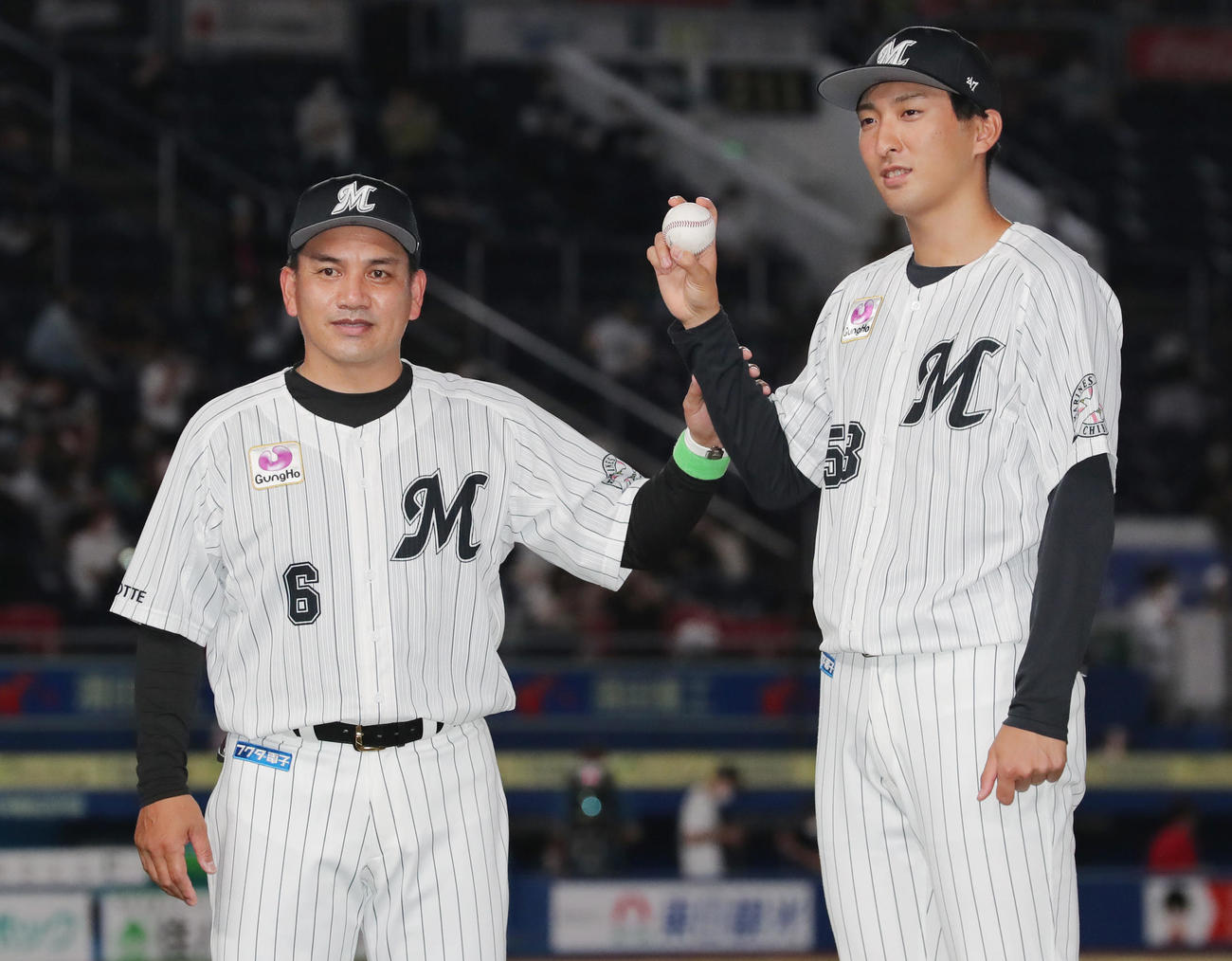 ロッテ対ソフトバンク　プロ初勝利を挙げたロッテ河村（右）は井口資仁監督と笑顔で写真に納まる（撮影・垰建太）